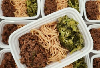 Spaghetti with Meat Sauce and Garlic Broccoli